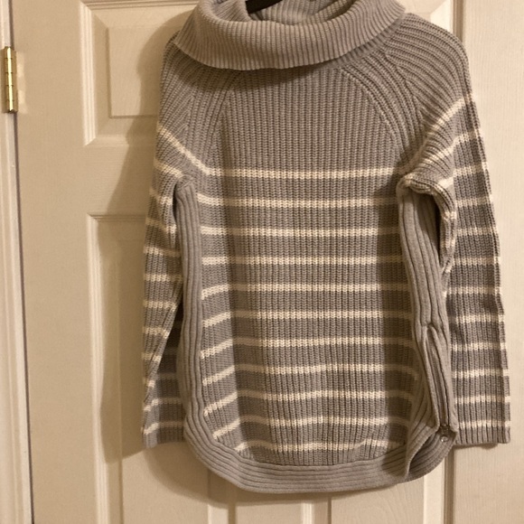 Women’s size small Sweater - Picture 2 of 3